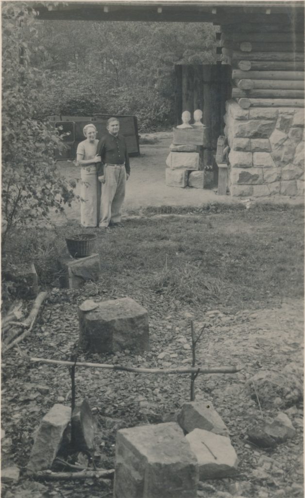 Josef Wagner a Marie Wagnerová v letním ateliéru v Kuksu kolem 1935.
